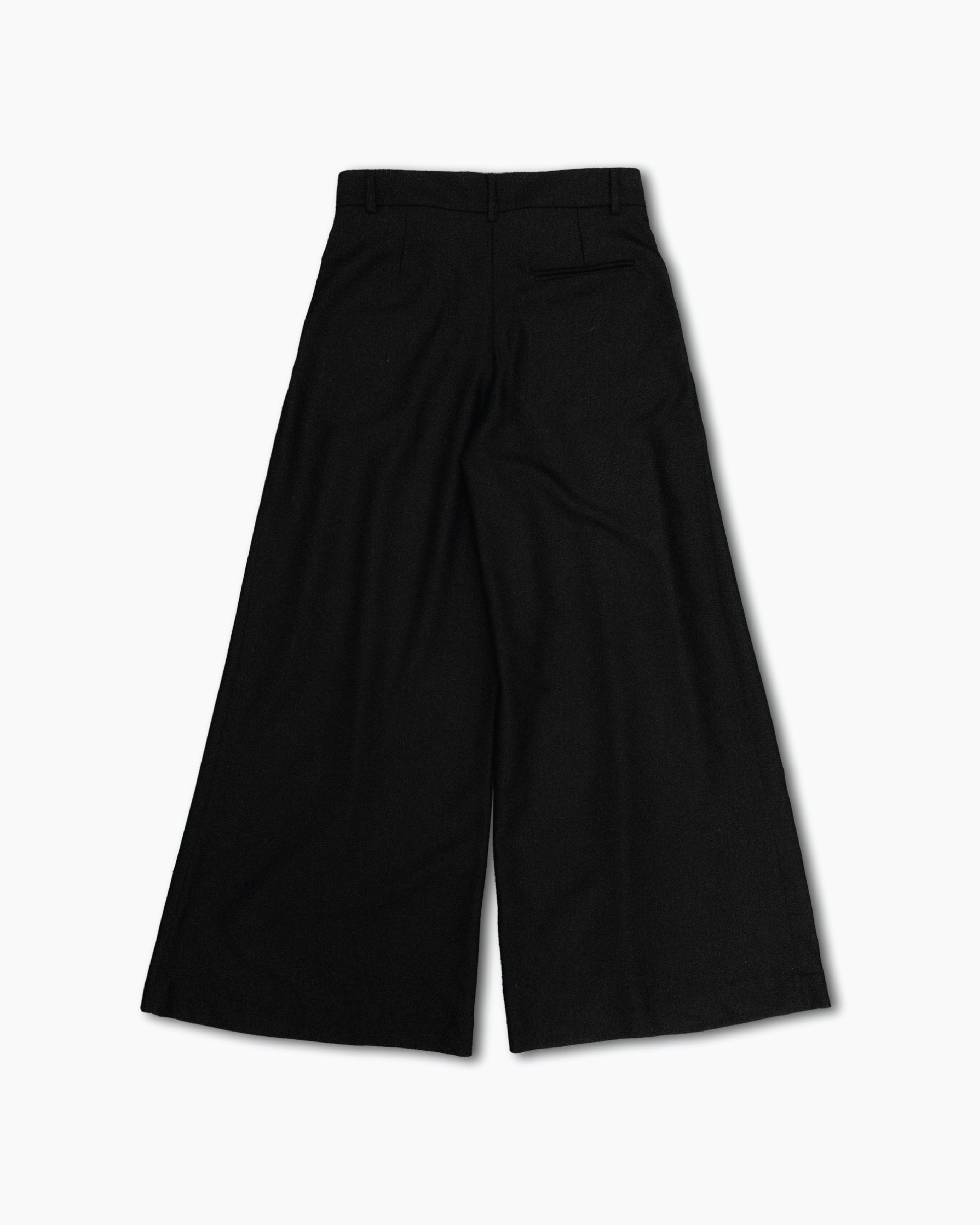 Baggy tobi trousers with double pleats — contemporary Japanese-inspired pants from Shin Seikatsu made in Dubai