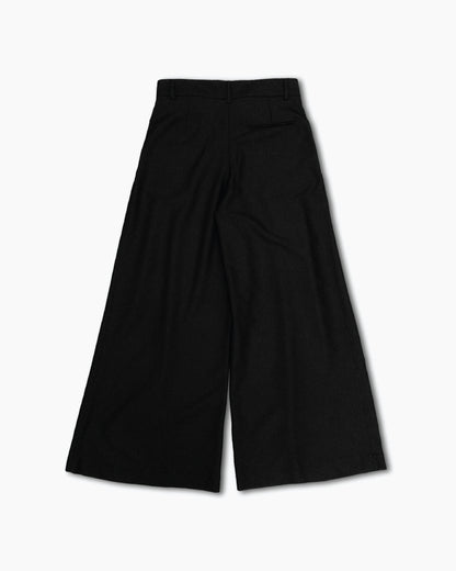 Baggy tobi trousers with double pleats — contemporary Japanese-inspired pants from Shin Seikatsu made in Dubai